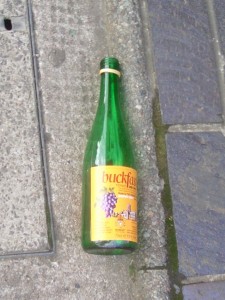 Een fles Buckfast in de goot
